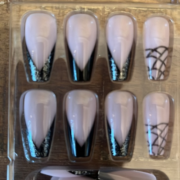 24 piece Pink and Black Press on Nails - Picture 6 of 10